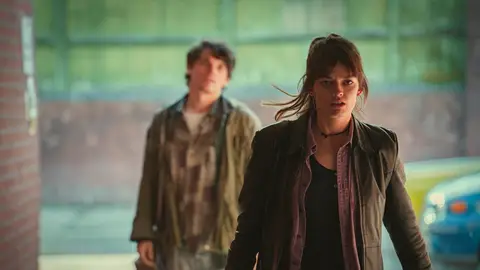 Edward Bluemel y Emma Mackey en la temporada 4 de Sex Education Edward Bluemel y Emma Mackey en la temporada 4 de Sex Education
