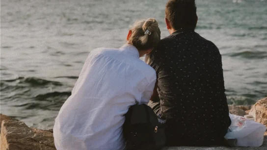 Imagen de archivo de una pareja frente al mar Imagen de archivo de una pareja frente al mar