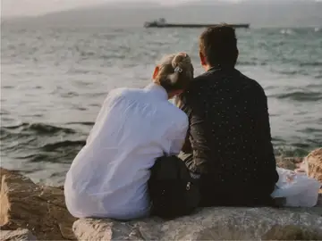 Imagen de archivo de una pareja frente al mar Imagen de archivo de una pareja frente al mar
