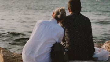 Imagen de archivo de una pareja frente al mar