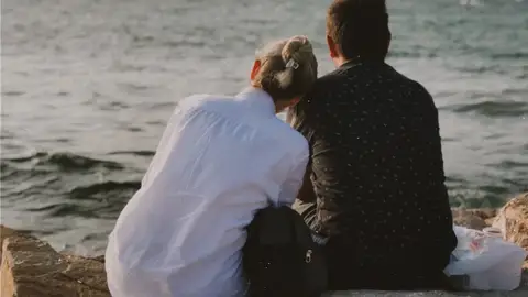 Imagen de archivo de una pareja frente al mar Imagen de archivo de una pareja frente al mar