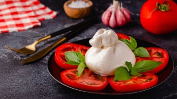 Ensalada de burrata y tomate