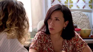 Manolita le confiesa a Lola lo mucho que le cuesta reprimir sus emociones ante Malena 