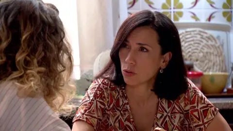 Manolita le confiesa a Lola lo mucho que le cuesta reprimir sus emociones ante Malena 