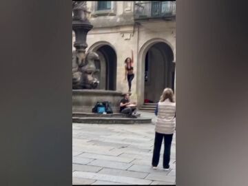 El vídeo de una bailarina sobre la fuente de Platerías de Santiago de Compostela incendia las redes