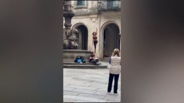 El vídeo de una bailarina sobre la fuente de Platerías de Santiago de Compostela incendia las redes