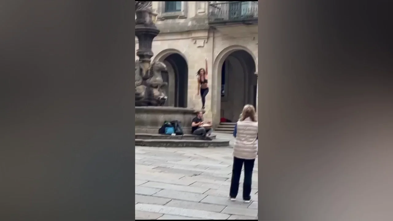 El vídeo de una bailarina sobre la fuente de Platerías de Santiago de Compostela incendia las redes El vídeo de una bailarina sobre la fuente de Platerías de Santiago de Compostela incendia las redes