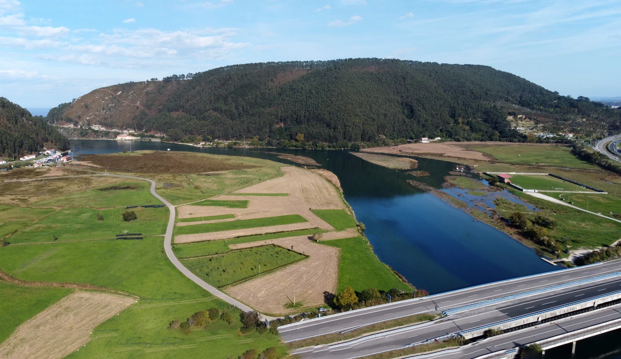 Tramo final del río Deva, formando la ría de Tina Mayor que separa Cantabria de Asturias