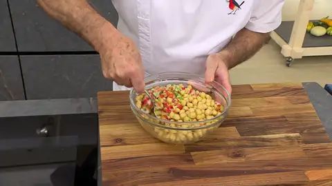 Mezcla la vinagreta con los garbanzos Mezcla la vinagreta con los garbanzos