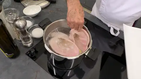 Añade también una hoja de laurel, dos orejas de cerdo y una pizca de sal Añade también una hoja de laurel, dos orejas de cerdo y una pizca de sal