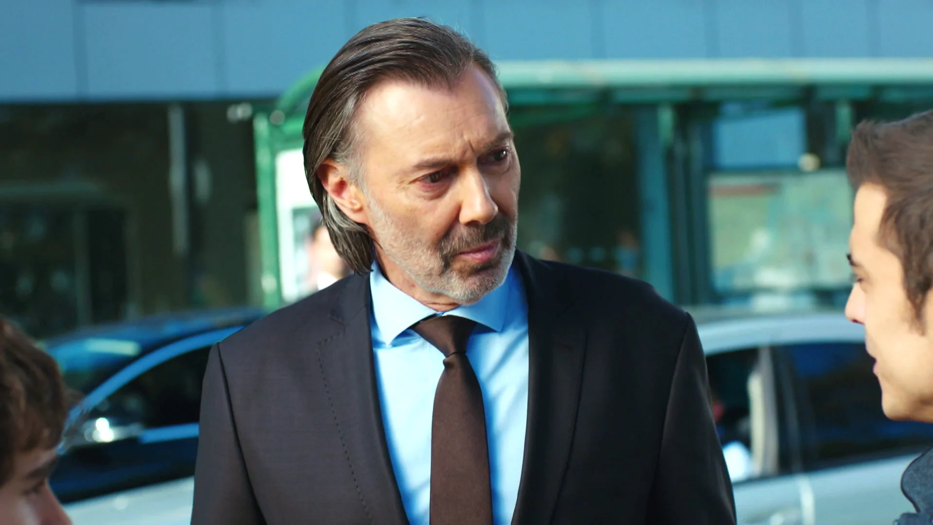 Yiğit salva a Erim de ser atropellado y conocen a Nadir: &ldquo;Tienes un hermano que morir&iacute;a por ti&rdquo; 