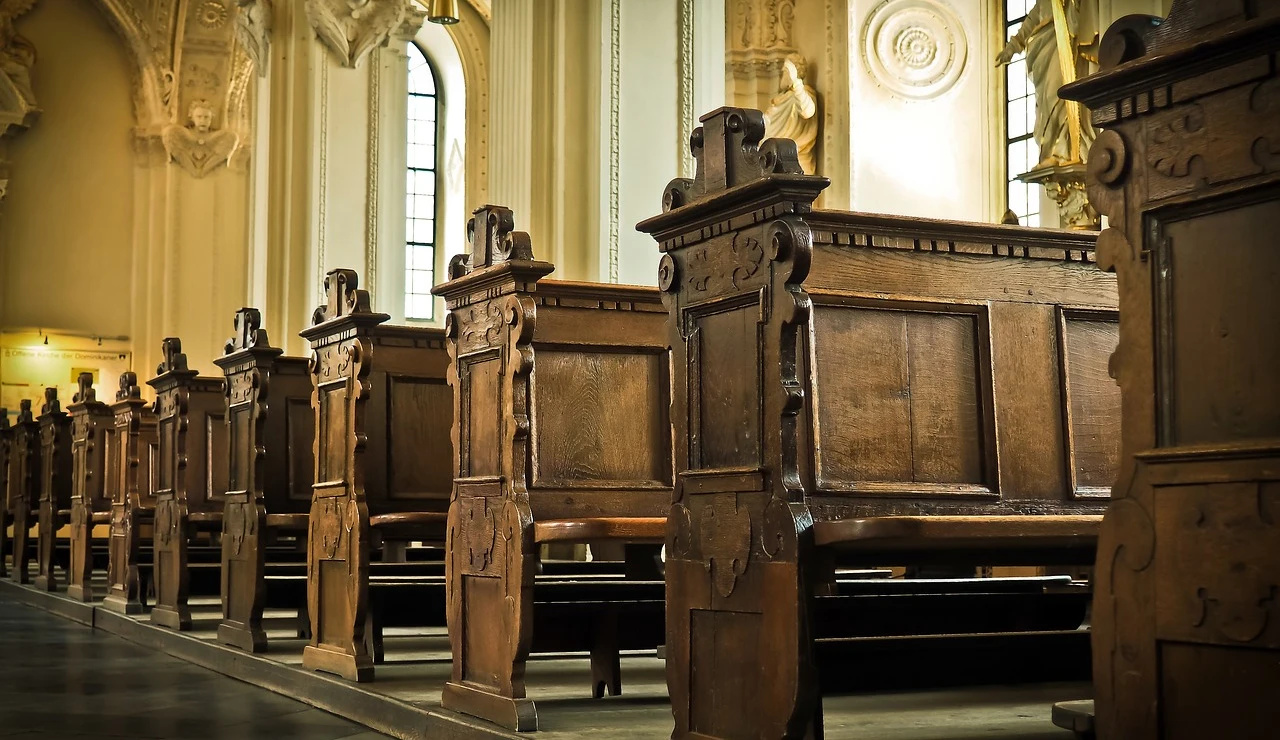 Imagen de archivo de asientos de una Iglesia