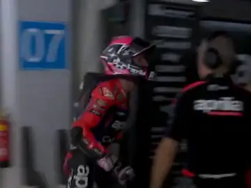 Aleix Espargaró se dirige enfadado hacia su equipo Aleix Espargaró se dirige enfadado hacia su equipo