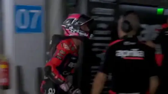 Aleix Espargaró se dirige enfadado hacia su equipo Aleix Espargaró se dirige enfadado hacia su equipo