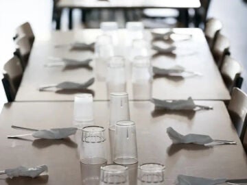 Imagen de archivo de una mesa de comedor escolar
