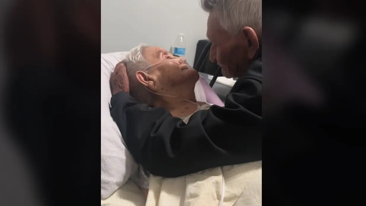 Imagen de un anciano despidiéndose de su mujer Imagen de un anciano despidiéndose de su mujer