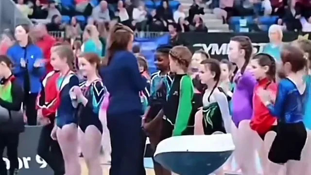 Una mujer que entrega medallas a todos los niños excepto a una negra Una mujer que entrega medallas a todos los niños excepto a una negra