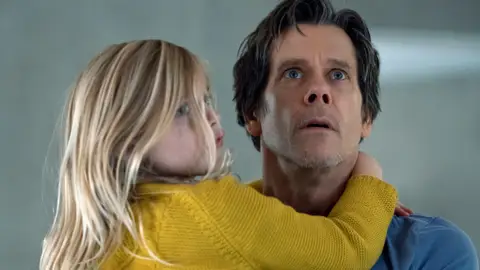 Kevin Bacon en You Should Have Left Kevin Bacon en You Should Have Left