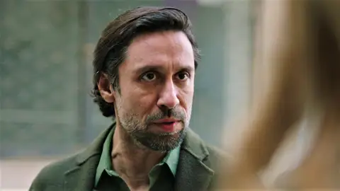 Çetin le dice a Aylin que no tiene el dinero por la venta de la casa, pero le da el coche que le regaló su nueva novia Çetin le dice a Aylin que no tiene el dinero por la venta de la casa, pero le da el coche que le regaló su nueva novia