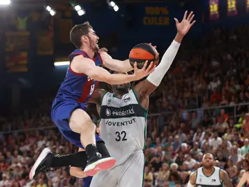 Darío Brizuela penetra a canasta ante la defensa de Chinanu Onuaku Darío Brizuela penetra a canasta ante la defensa de Chinanu Onuaku