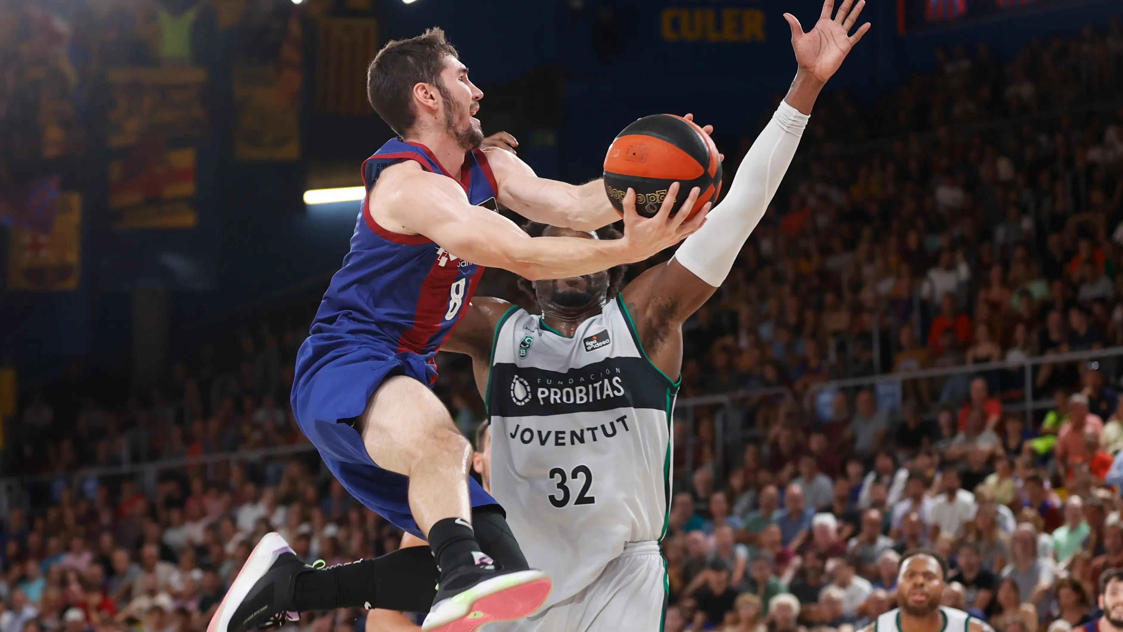 Dar&iacute;o Brizuela penetra a canasta ante la defensa de Chinanu Onuaku
