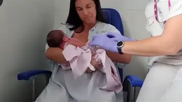 Antía contempla a su hija Lía que está siendo inmunizada contra el virus sincitial en el Hospital Materno Infantil de A Coruña