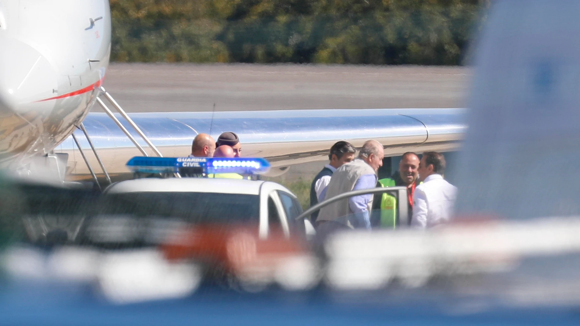 Juan Carlos I a su llegada al aeropuerto de Vigo