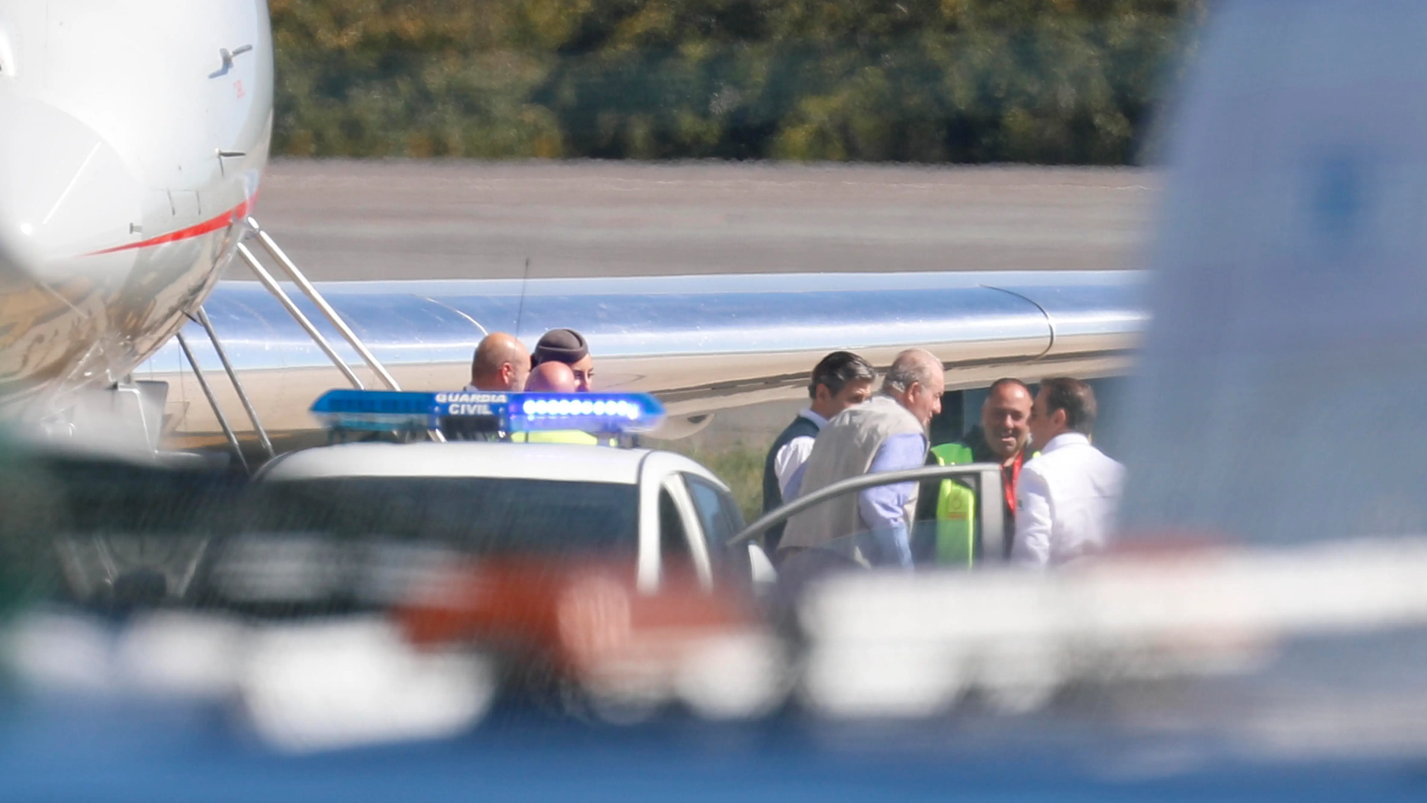 Juan Carlos I a su llegada al aeropuerto de Vigo