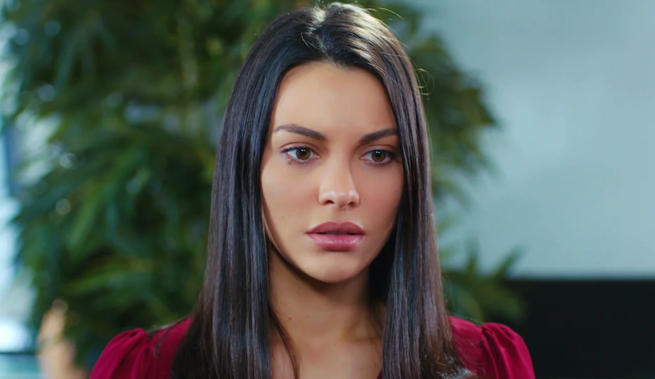 Ender le cuenta a Leyla que Yiğit es hijo de Kaya y... ¡la amenaza! 