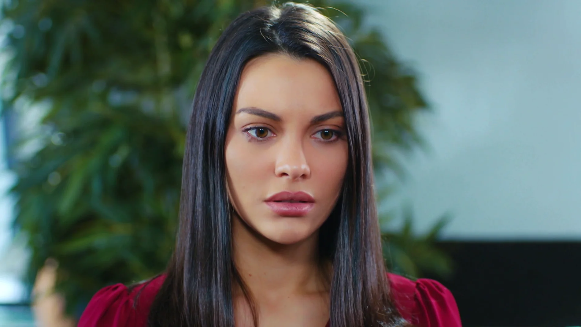 Ender le cuenta a Leyla que Yiğit es hijo de Kaya y... ¡la amenaza! 