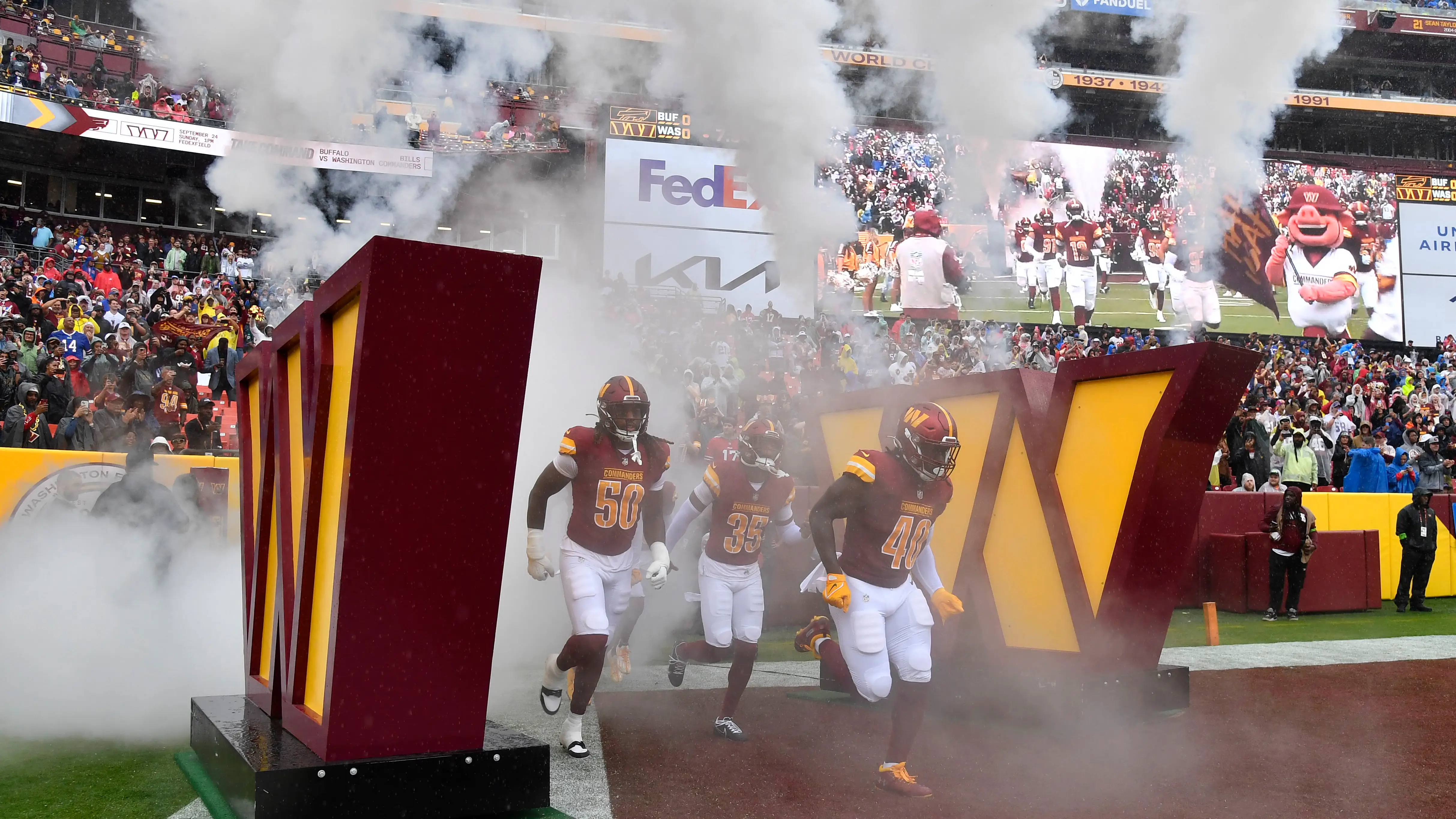 Jugadores de los Washington Commanders saltan al c&eacute;sped antes de un partido de la NFL