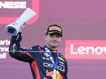 Max Verstappen alza el trofeo como ganador del GP de Japón