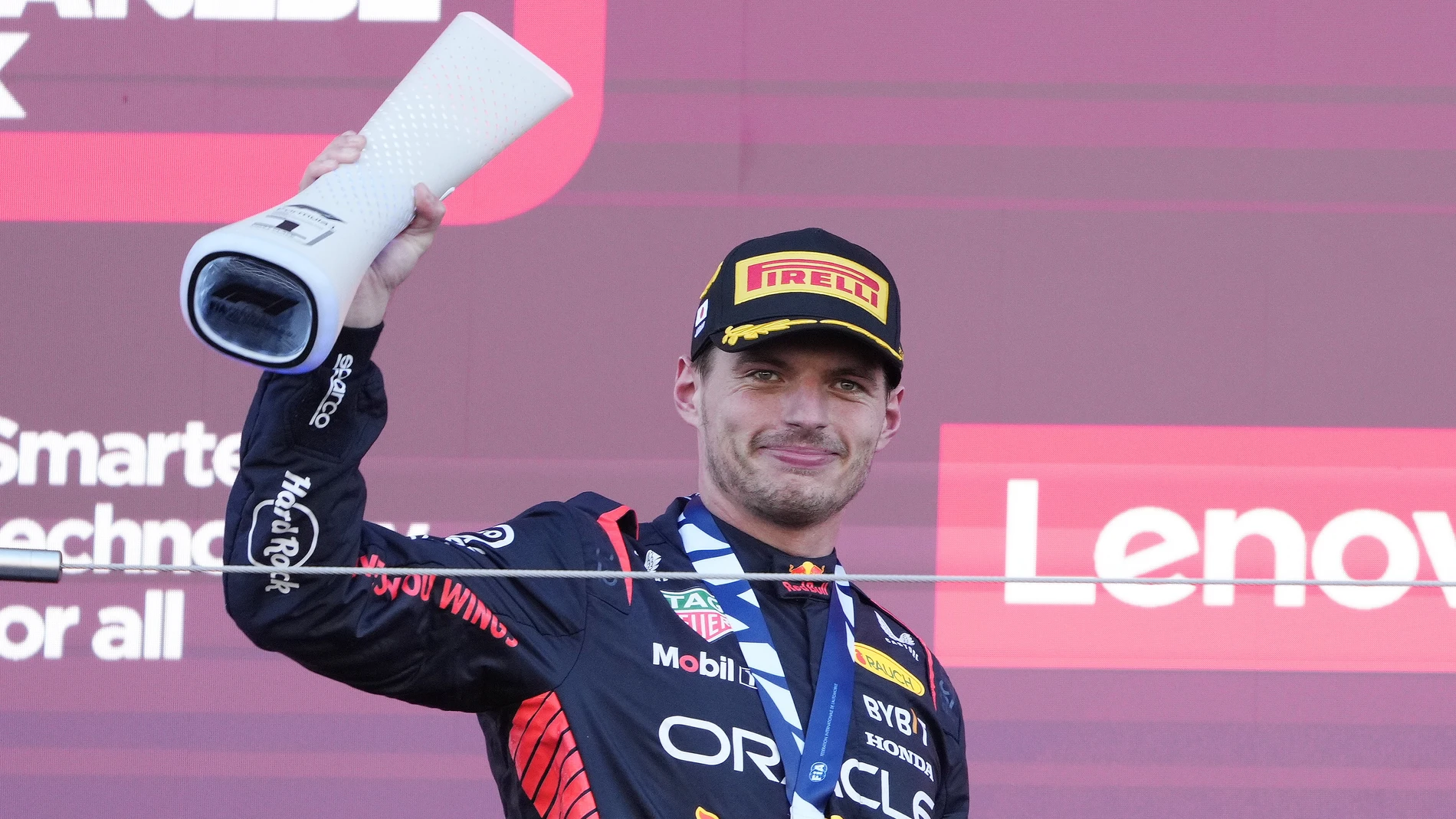 Max Verstappen alza el trofeo como ganador del GP de Japón