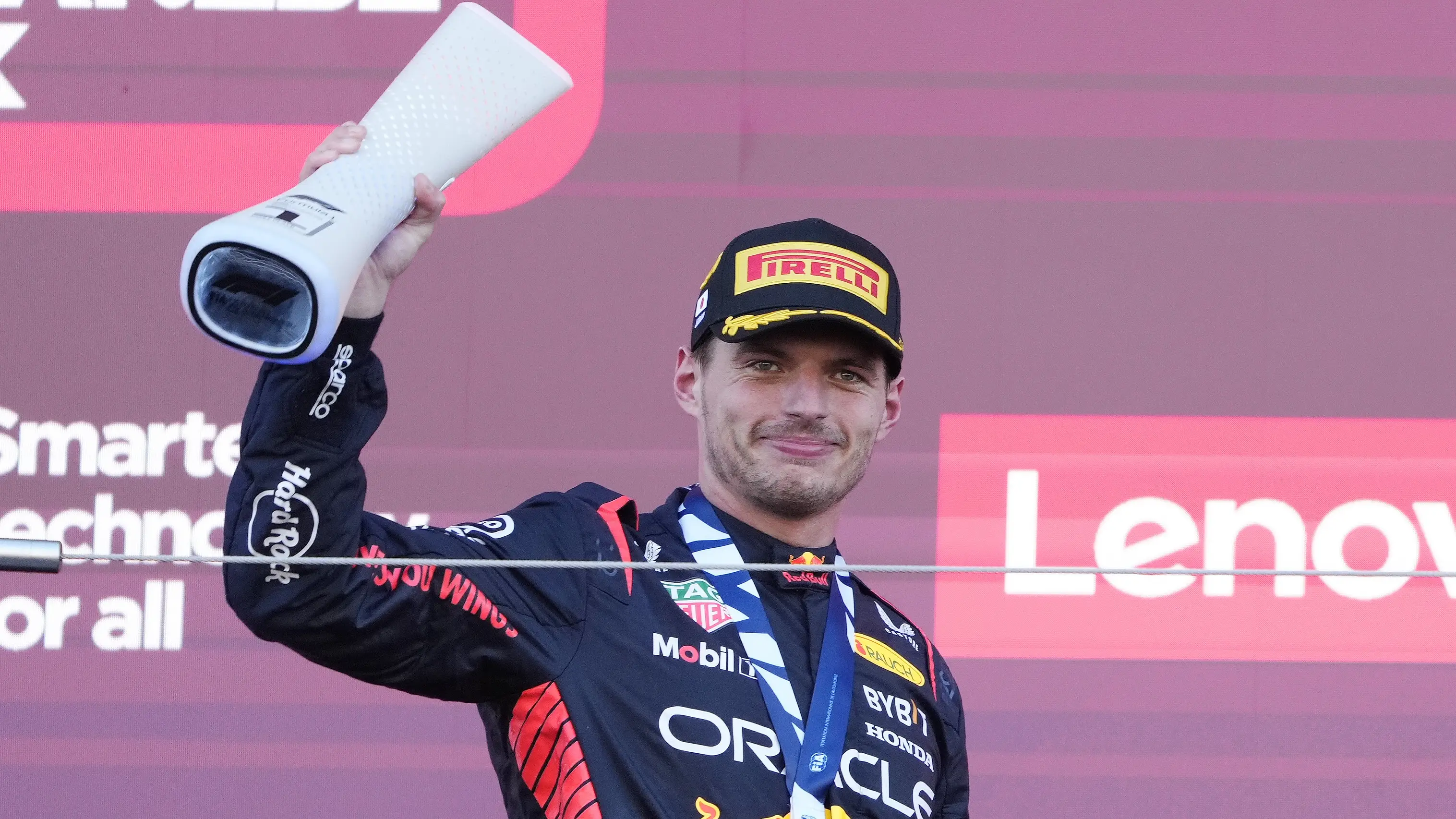 Max Verstappen alza el trofeo como ganador del GP de Jap&oacute;n