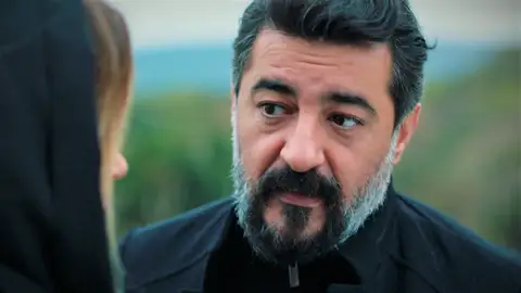 Akif chantajea a Şevval, a cambio de su silencio... ¿aceptará ella el trato para evitar que la verdad salga a la luz? Akif chantajea a Şevval, a cambio de su silencio... ¿aceptará ella el trato para evitar que la verdad salga a la luz?