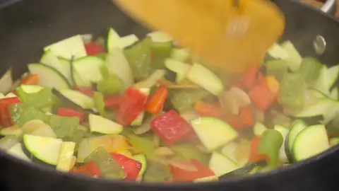 Añade a la cazuela con una pizca de sal Añade a la cazuela con una pizca de sal