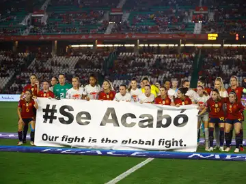 Jugadoras de España y Suiza unidas por el 'Se acabó' Jugadoras de España y Suiza unidas por el 'Se acabó'