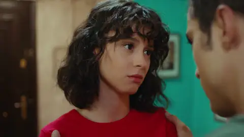 Yiğit le hace una encerrona a Lila… ¡Y pasan la noche juntos! Yiğit le hace una encerrona a Lila… ¡Y pasan la noche juntos!