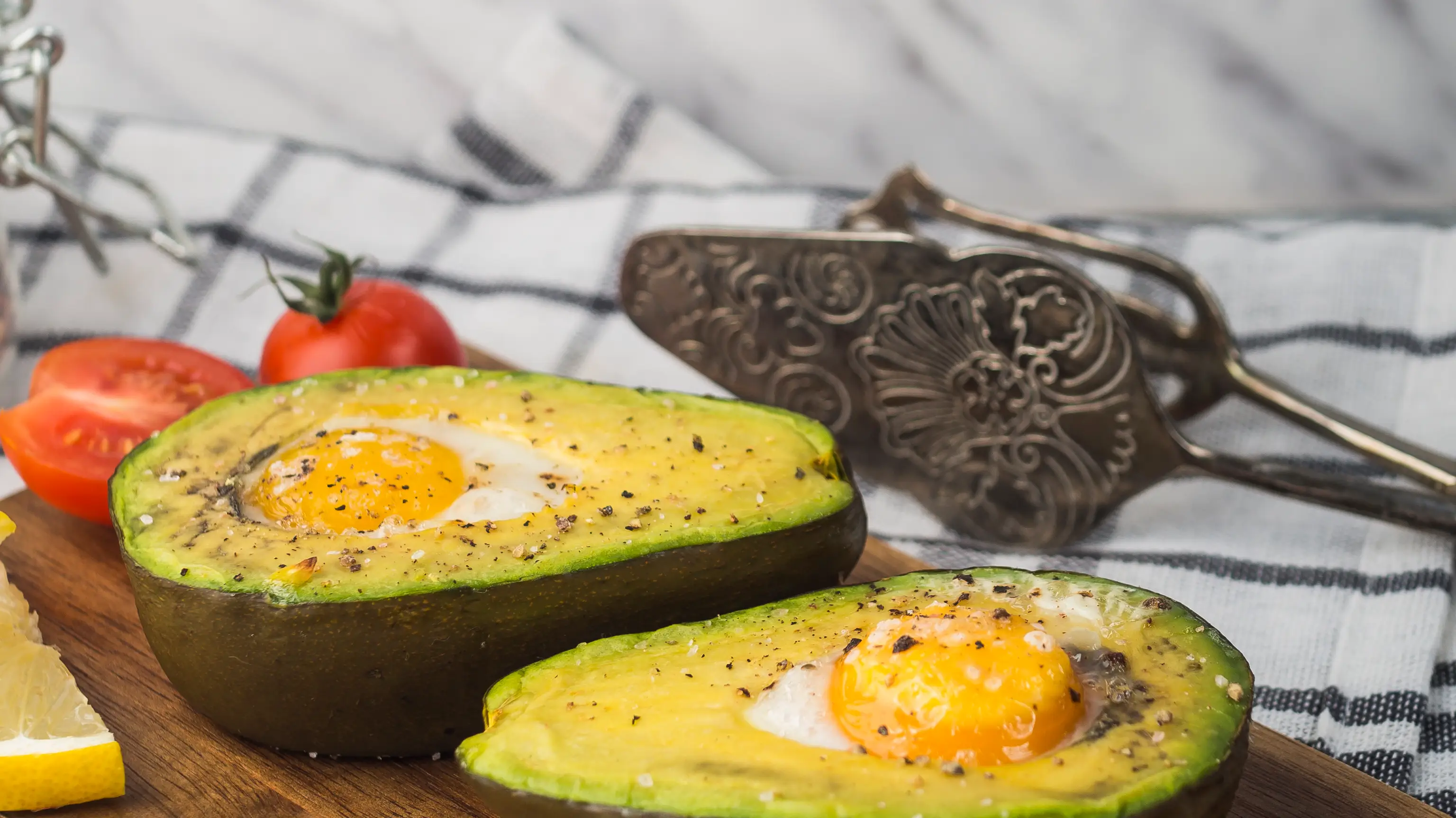 Aguacate relleno de huevo Aguacate relleno de huevo
