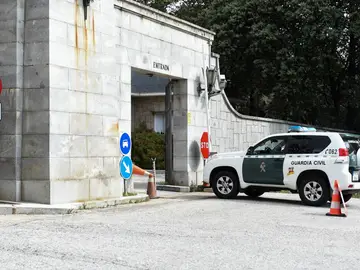 Un coche de la Guardia civil entra al Valle de Cuelgamuros Un coche de la Guardia civil entra al Valle de Cuelgamuros