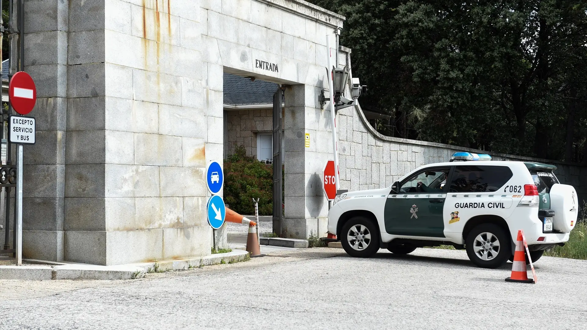 Un coche de la Guardia civil entra al Valle de Cuelgamuros Un coche de la Guardia civil entra al Valle de Cuelgamuros
