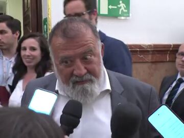 El diputado del PSOE responde a preguntas de los periodistas