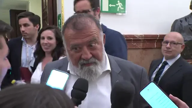 El diputado del PSOE responde a preguntas de los periodistas