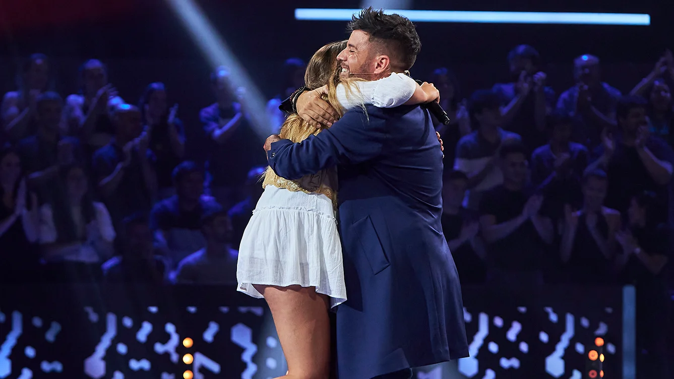 Pablo López abraza a una talent en La Voz