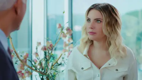 Yildiz estalla contra Halit al descubrir que se ha aliado con Şahika: “¿Cómo puedes hacerme esto?” Yildiz estalla contra Halit al descubrir que se ha aliado con Şahika: “¿Cómo puedes hacerme esto?”