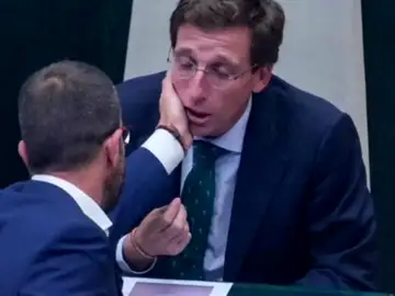 Daniel Viondi toca la cara de Martínez-Almeida Daniel Viondi toca la cara de Martínez-Almeida
