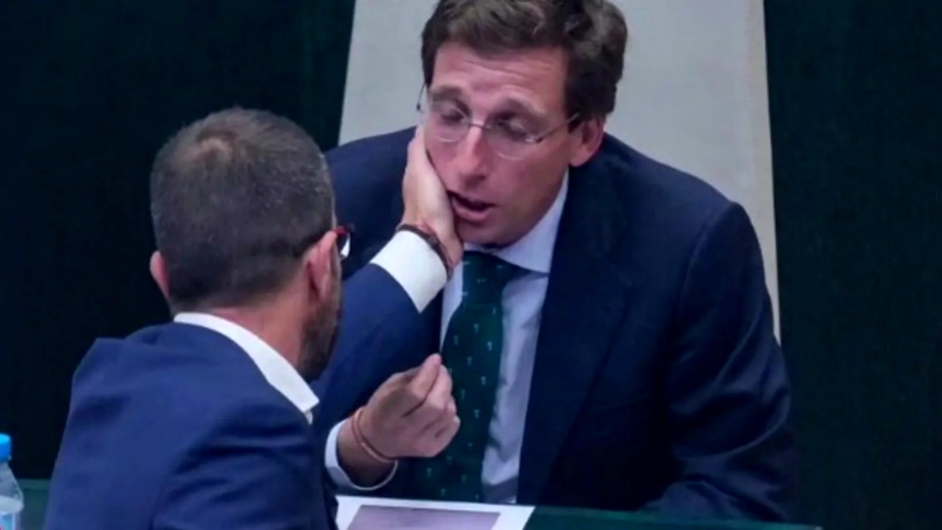 Daniel Viondi toca la cara de Martínez-Almeida Daniel Viondi toca la cara de Martínez-Almeida