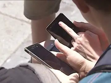 Niños con móviles Niños con móviles