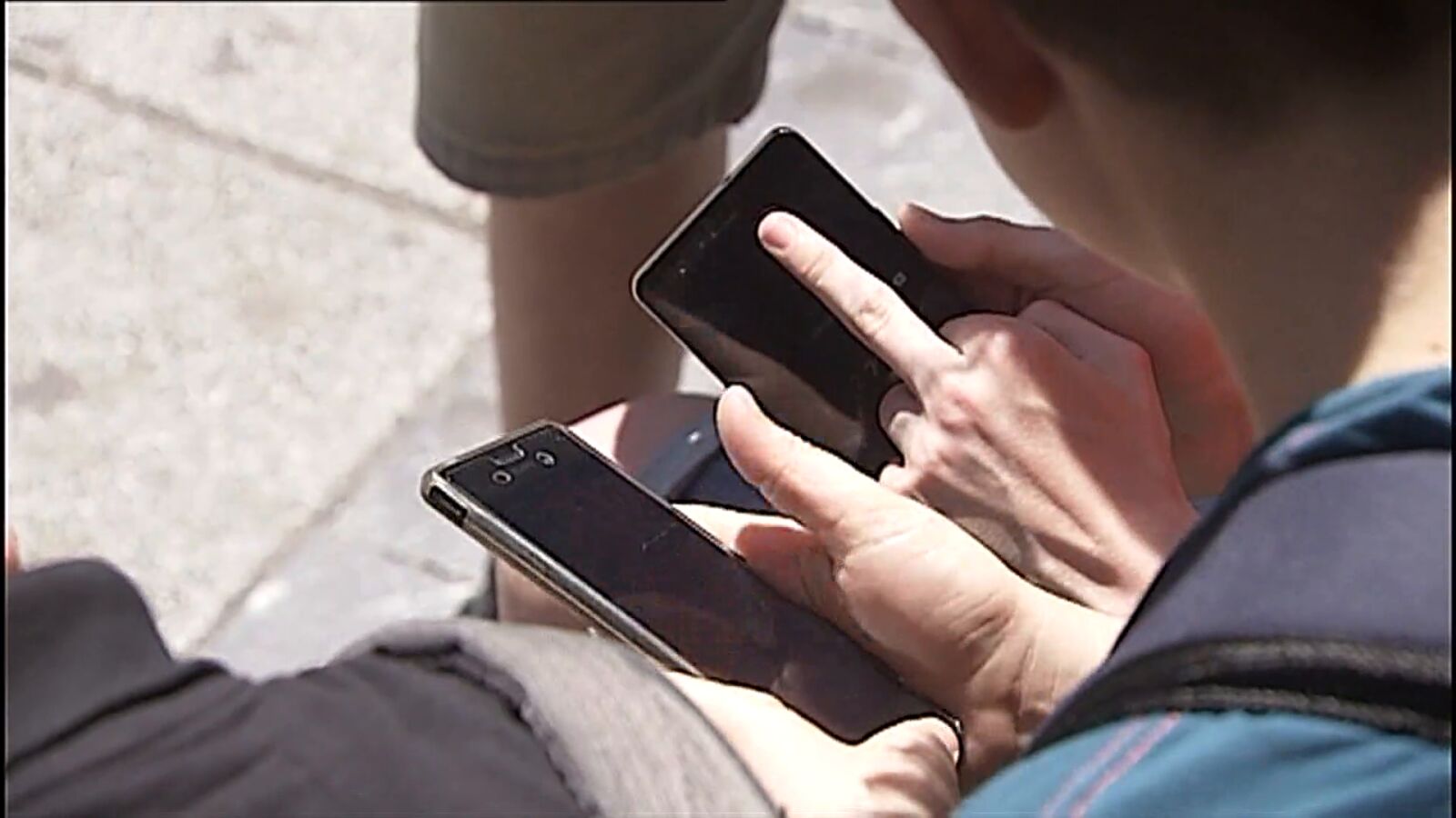 Valencia se suma a la prohibición de los móviles en los centros educativos