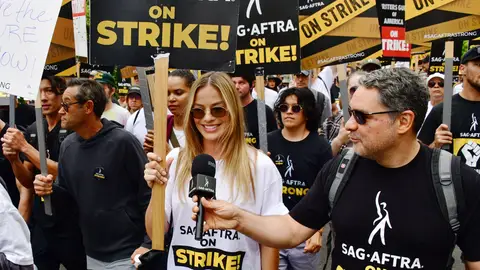 Margot Robbie en la huelga de actores Margot Robbie en la huelga de actores